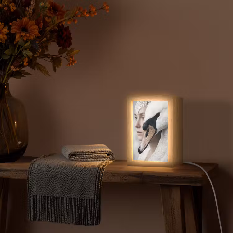 Vrouw - Zwaan - Wit Light Box met kabel (Tafellamp) klein -sfeer4
