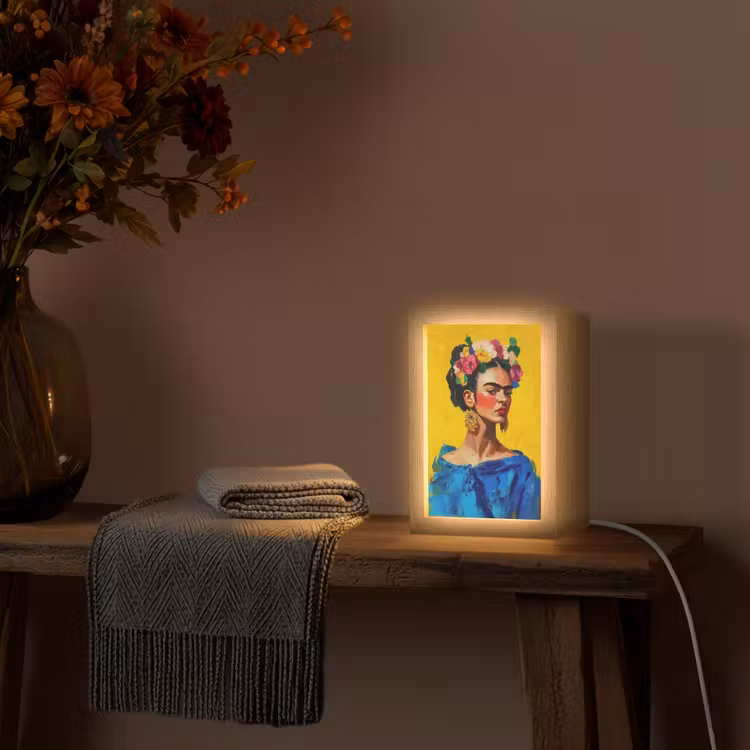 Frida Kahlo - Vrouw - Geel - Blauw - Bloemen Light Box met kabel (Tafellamp) klein -sfeer4