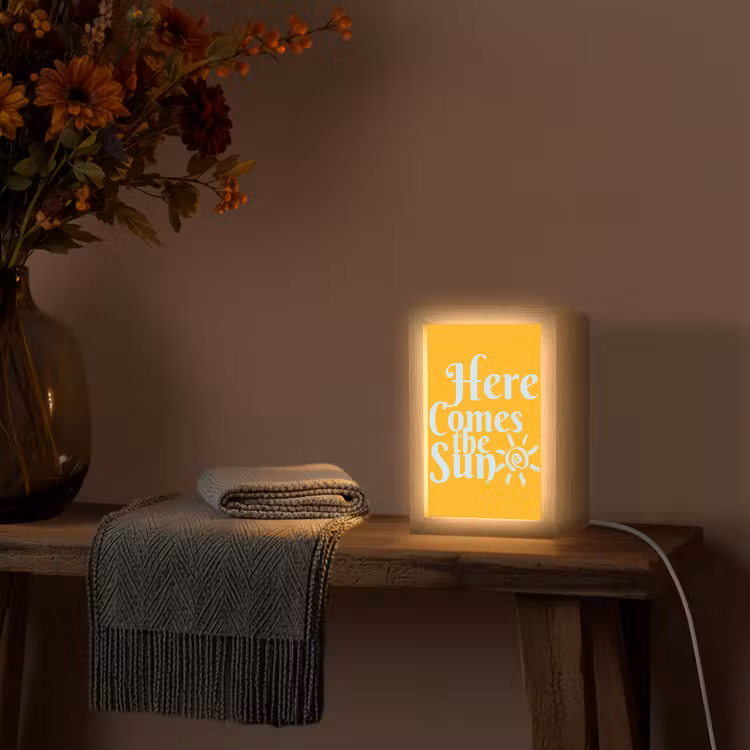 Geel - Blauw - Here comes the sun Light Box met kabel (Tafellamp) klein -sfeer4