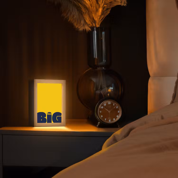 Geel - Think big - Grafisch Light Box met kabel (Tafellamp) klein -sfeer1