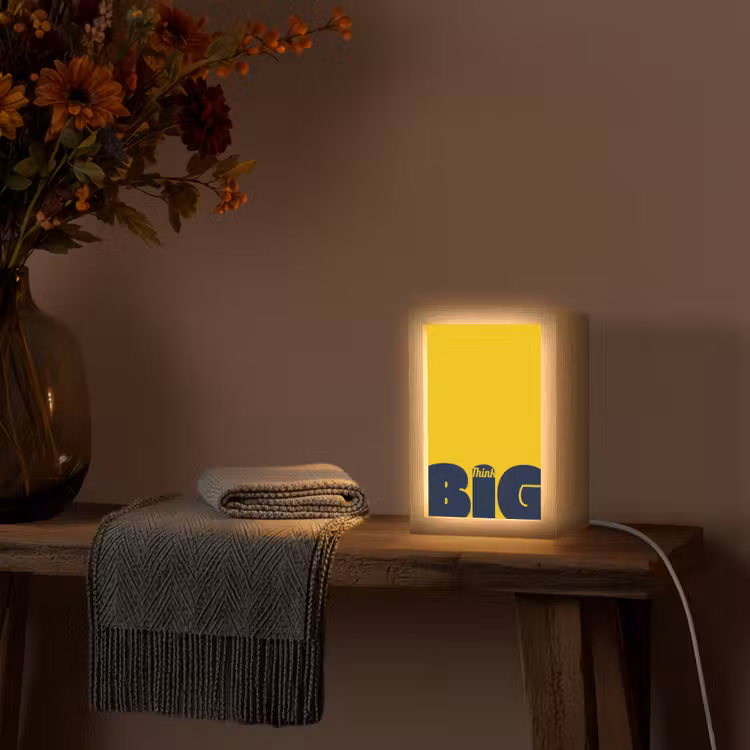 Geel - Think big - Grafisch Light Box met kabel (Tafellamp) klein -sfeer4