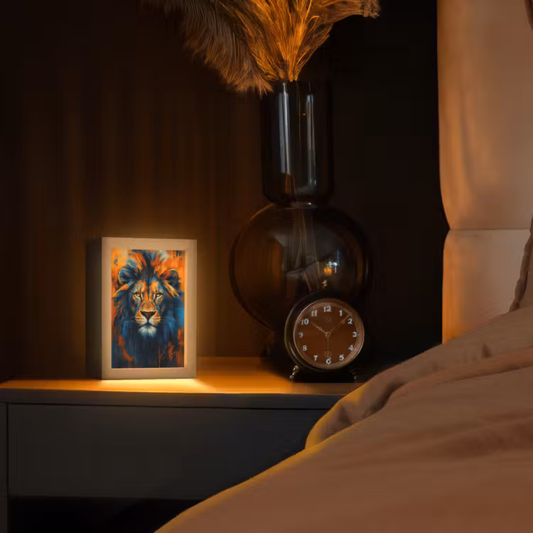 Schilderij - Leeuwenkop - Oranje Light Box met kabel (Tafellamp) klein -sfeer1