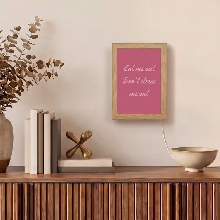 eat me out don't stress me out - Roze - Minimalistisch Light Box met kabel (Tafellamp) klein -sfeer2
