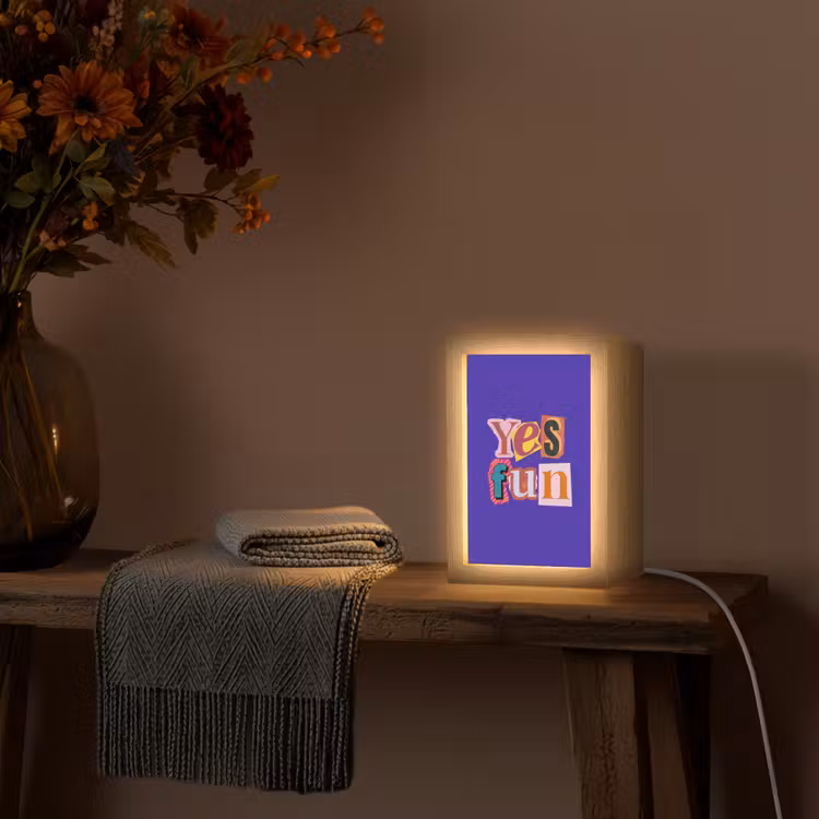 Yes fun - Kleurrijk - Collage-stijl Light Box met kabel (Tafellamp) klein -sfeer4
