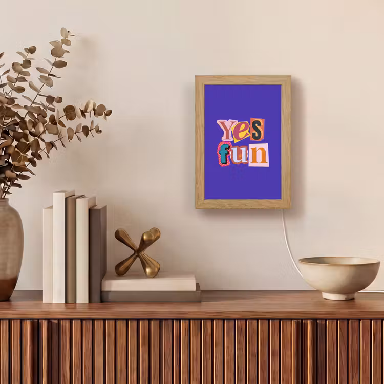 Yes fun - Kleurrijk - Collage-stijl Light Box met kabel (Tafellamp) klein -sfeer2