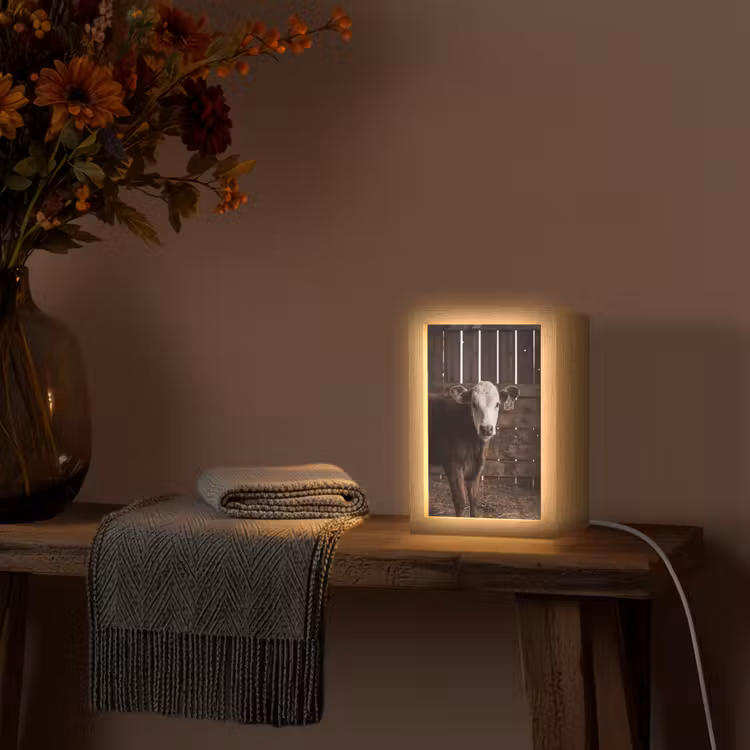Kalf - Oormerk - Houten stal Light Box met kabel (Tafellamp) klein -sfeer4