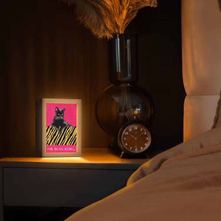 Kat - Baas - Roze - Tijgerprint Light Box met kabel (Tafellamp) klein -sfeer1