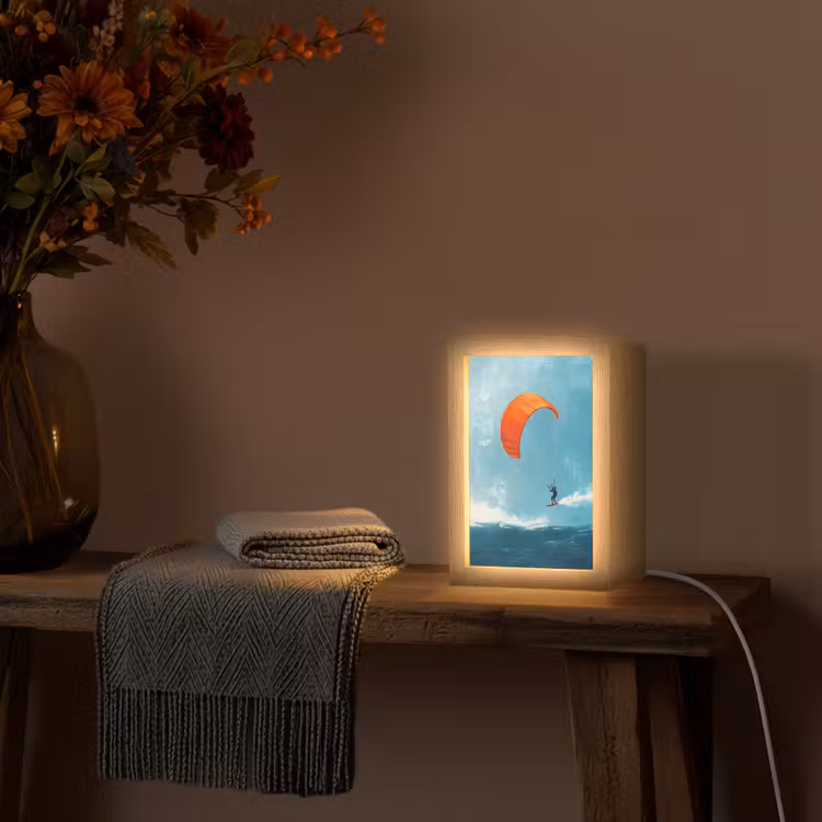 Kitesurfer - Oranje - Zee - Lucht Light Box met kabel (Tafellamp) klein -sfeer4