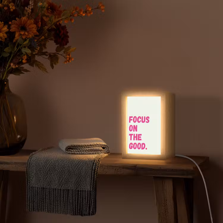 Focus on the good - Beige - Roze Light Box met kabel (Tafellamp) klein -sfeer4