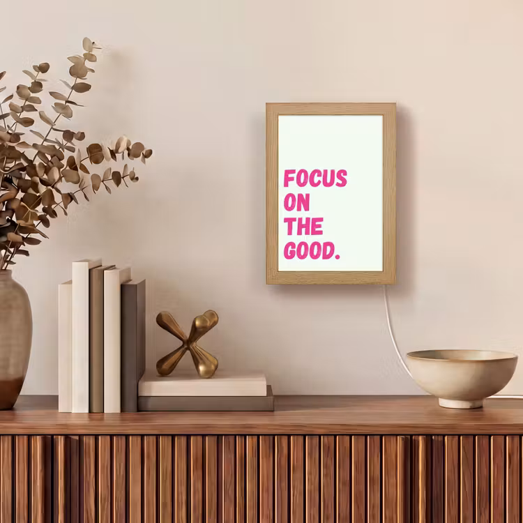 Focus on the good - Beige - Roze Light Box met kabel (Tafellamp) klein -sfeer2