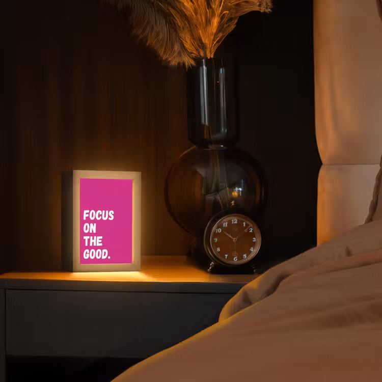 Focus on the good - Roze - Simple Light Box met kabel (Tafellamp) klein -sfeer1