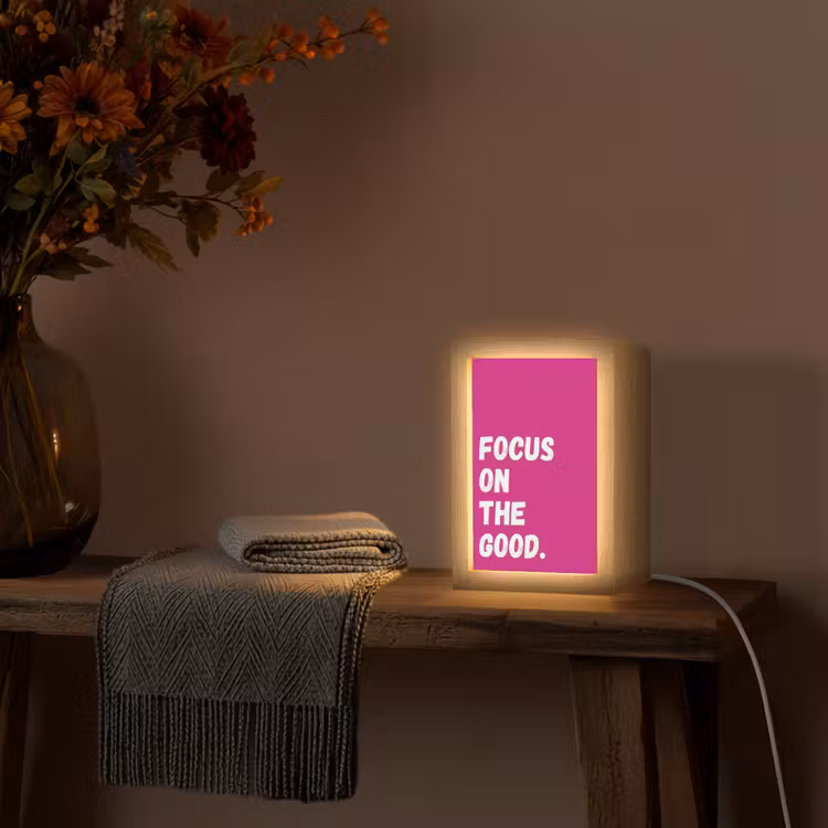 Focus on the good - Roze - Simple Light Box met kabel (Tafellamp) klein -sfeer4