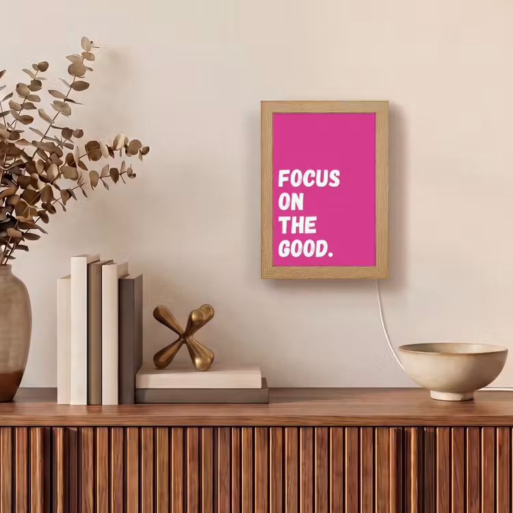 Focus on the good - Roze - Simple Light Box met kabel (Tafellamp) klein -sfeer2