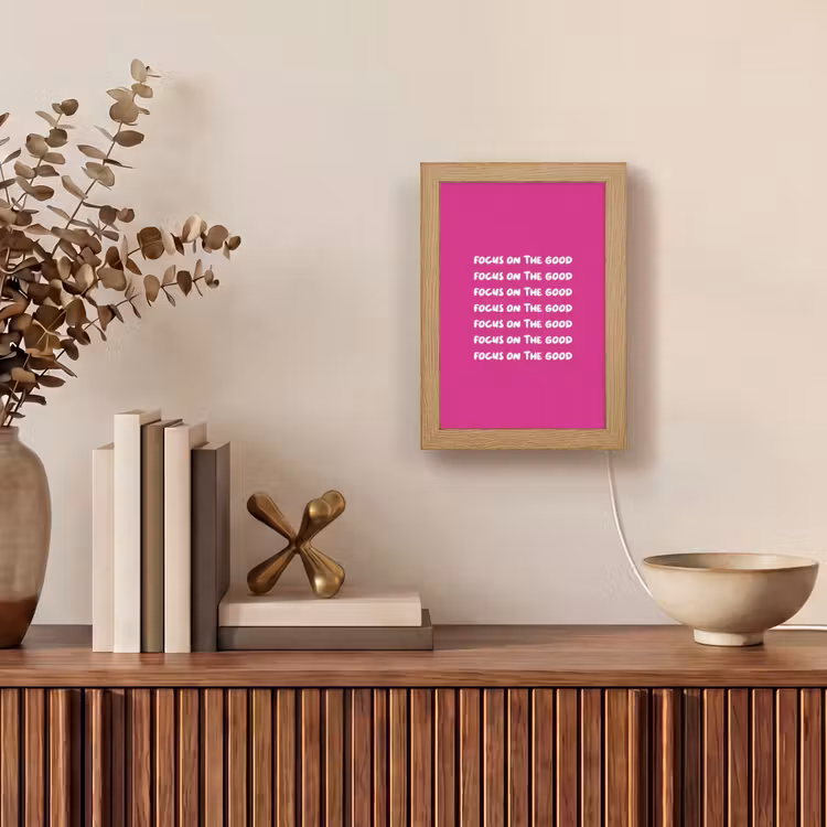 Focus on the good - Roze - wit Light Box met kabel (Tafellamp) klein -sfeer2