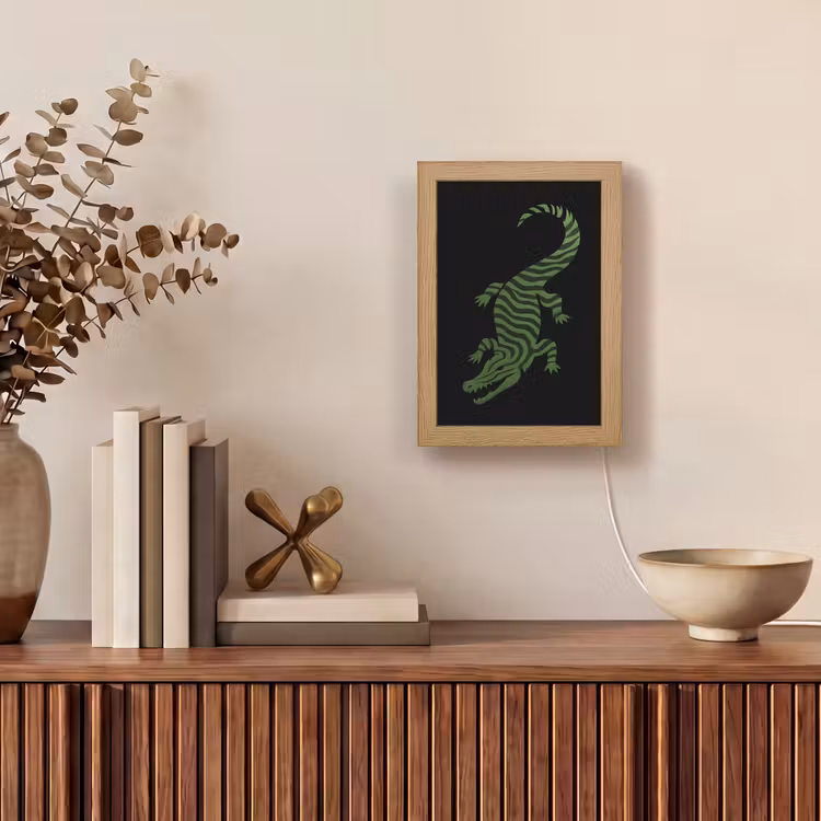 Krokodil - Groen - Tijgerachtig - Strepen Light Box met kabel (Tafellamp) klein -sfeer2