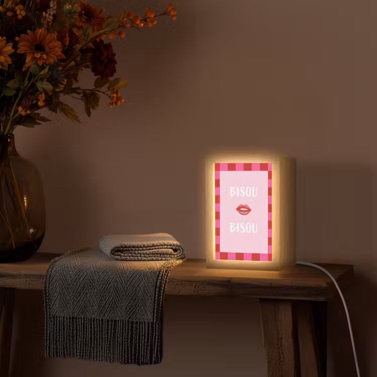 Kiss - Roze - Frans - Valentijn Light Box met kabel (Tafellamp) klein -sfeer4