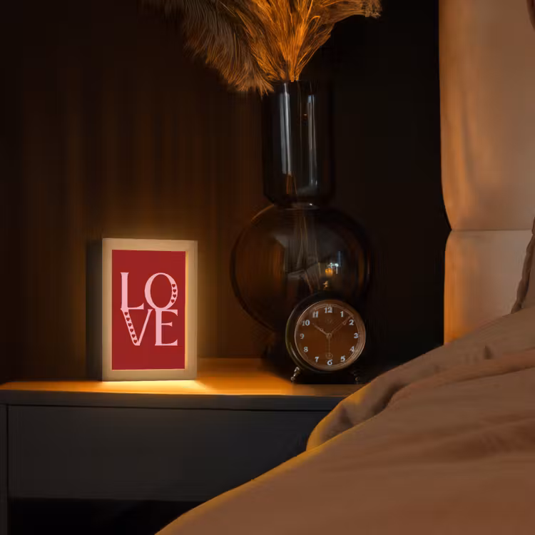 Love - Rood - Hatjes Light Box met kabel (Tafellamp) klein -sfeer1
