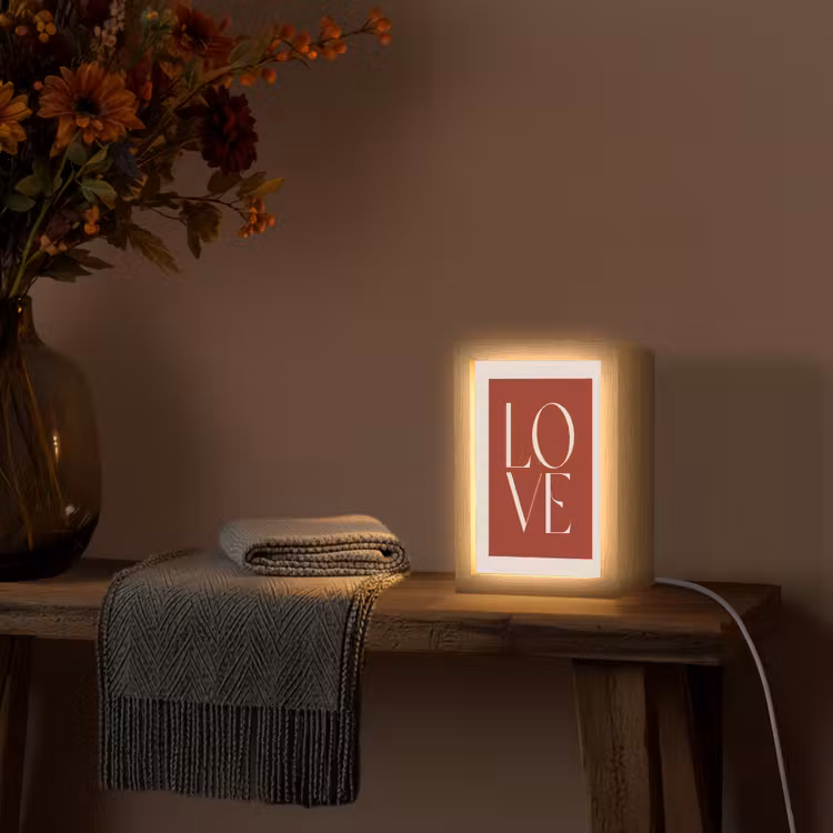 Love - Rood - Minimalistisch Light Box met kabel (Tafellamp) klein -sfeer4