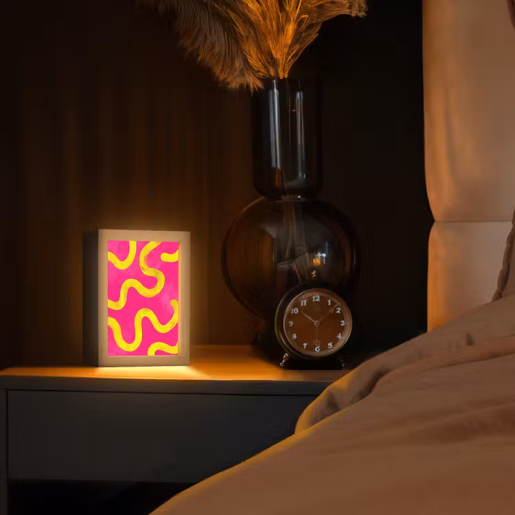 Lijn - Geel - Abstract Light Box met kabel (Tafellamp) klein -sfeer1