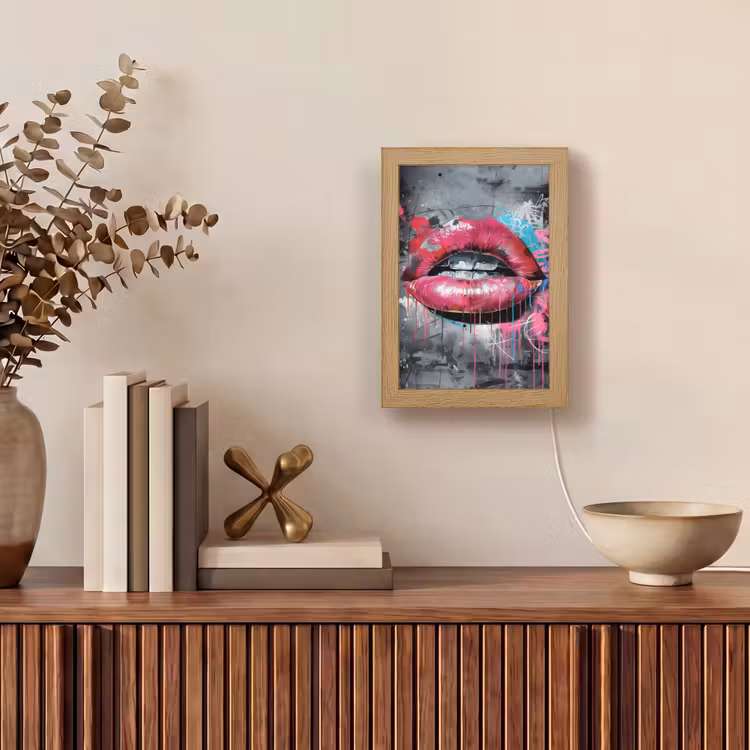 Lippen - Felroze - Graffiti - Verfstrepen Light Box met kabel (Tafellamp) klein -sfeer2