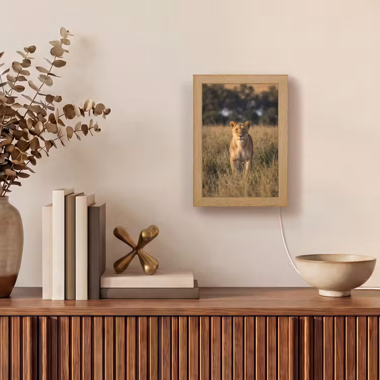 Leeuwin - Gras - Geel Light Box met kabel (Tafellamp) klein -sfeer2