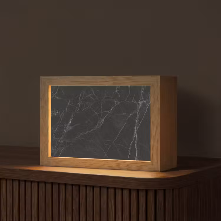 inductiebeschermer-hout-beton-2024-ferrari-7wtcmkijcczfu4gy4-3-light-box-met-kabel-tafellamp-klein-z3d-website.jpg