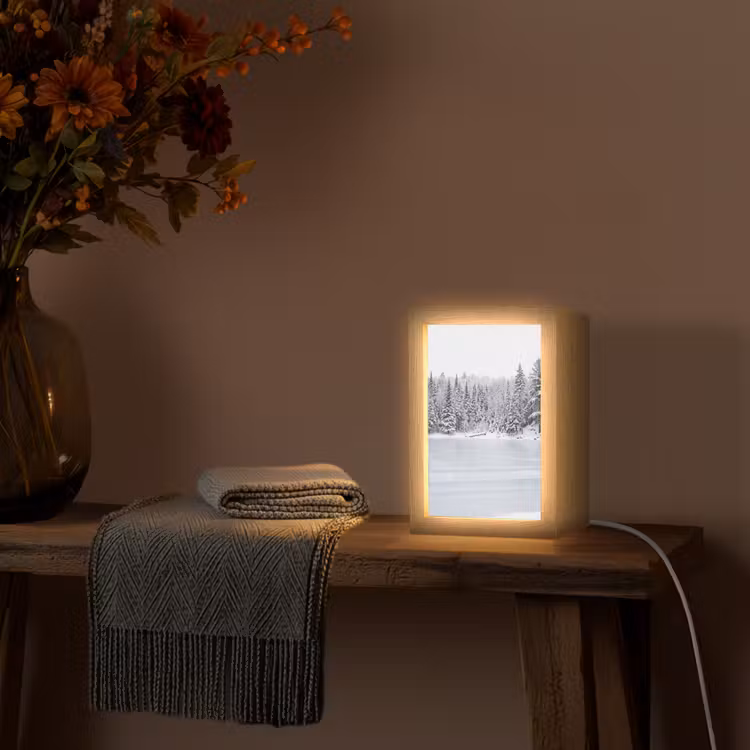 Meer - Dennen - IJs - Winter - Rustgevend Light Box met kabel (Tafellamp) klein -sfeer4