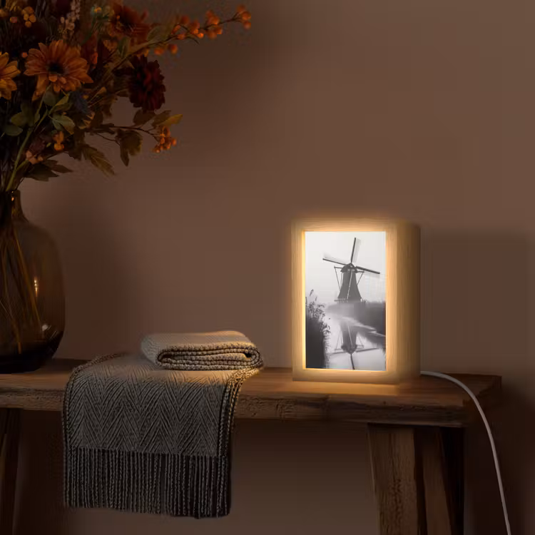 Molen - Weerspiegeling - Landschap - Water Light Box met kabel (Tafellamp) klein -sfeer4