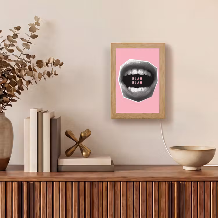 Mond - BLAH BLAH - Roze Light Box met kabel (Tafellamp) klein -sfeer2