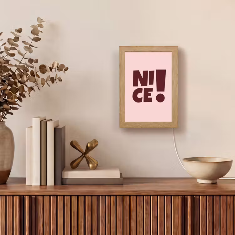 Nice - Uitroepteken - Roze Light Box met kabel (Tafellamp) klein -sfeer2