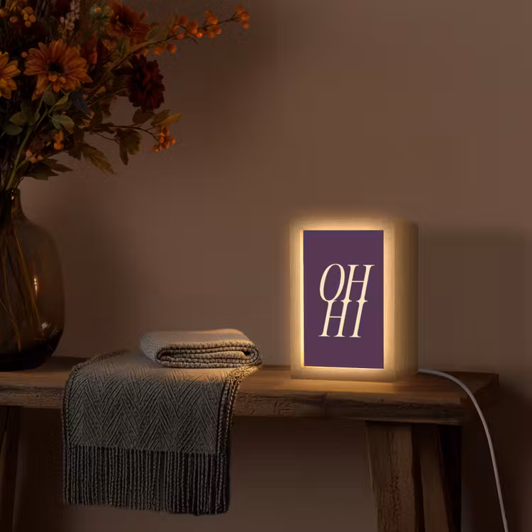 Oh hi - Paars - Minimalistisch Light Box met kabel (Tafellamp) klein -sfeer4