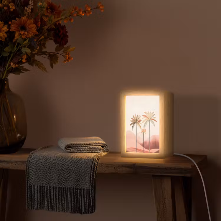 Palmbomen - Heuvels - Minimalistisch - Zachtroze Light Box met kabel (Tafellamp) klein -sfeer4