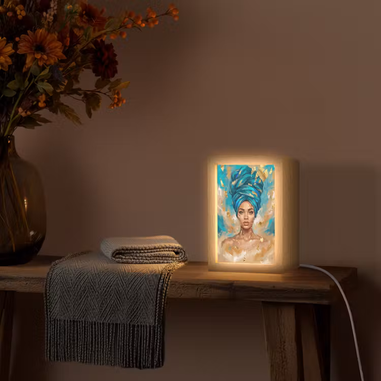 Portret - Vrouw - Schilderij - Blauw - Goud - Expressief Light Box met kabel (Tafellamp) klein -sfeer4
