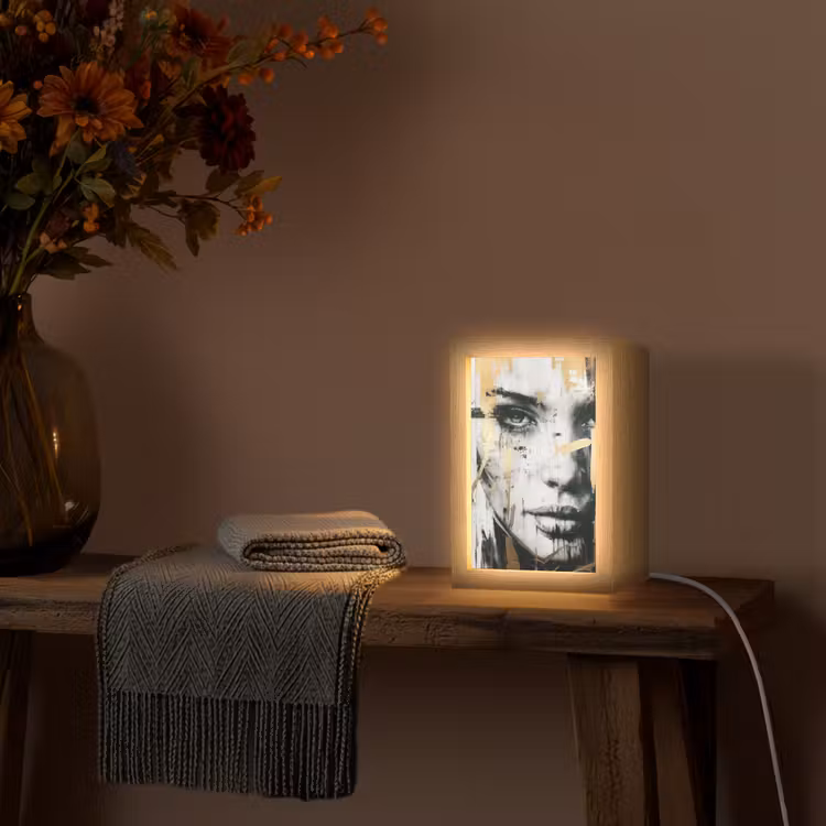 Portret - Vrouw - Penseelstreken - Goud Light Box met kabel (Tafellamp) klein -sfeer4