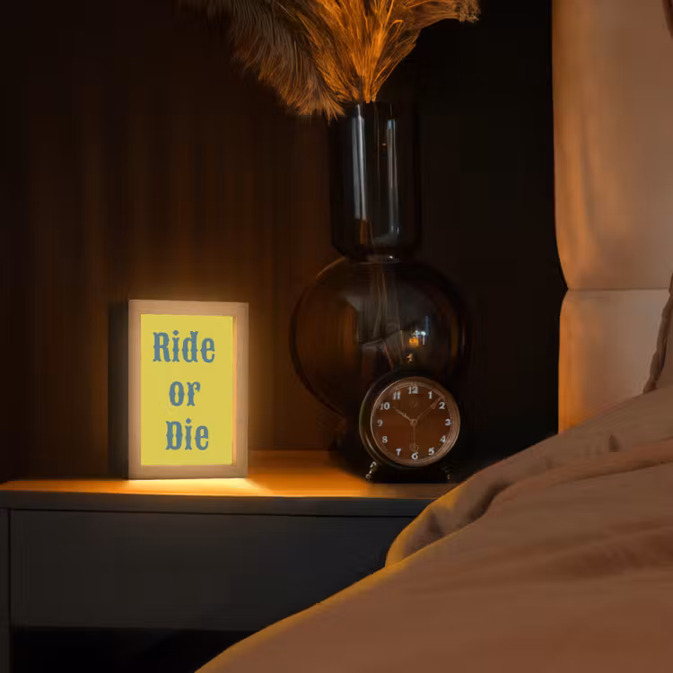 Ride or die - Geel - Blauw Light Box met kabel (Tafellamp) klein -sfeer1