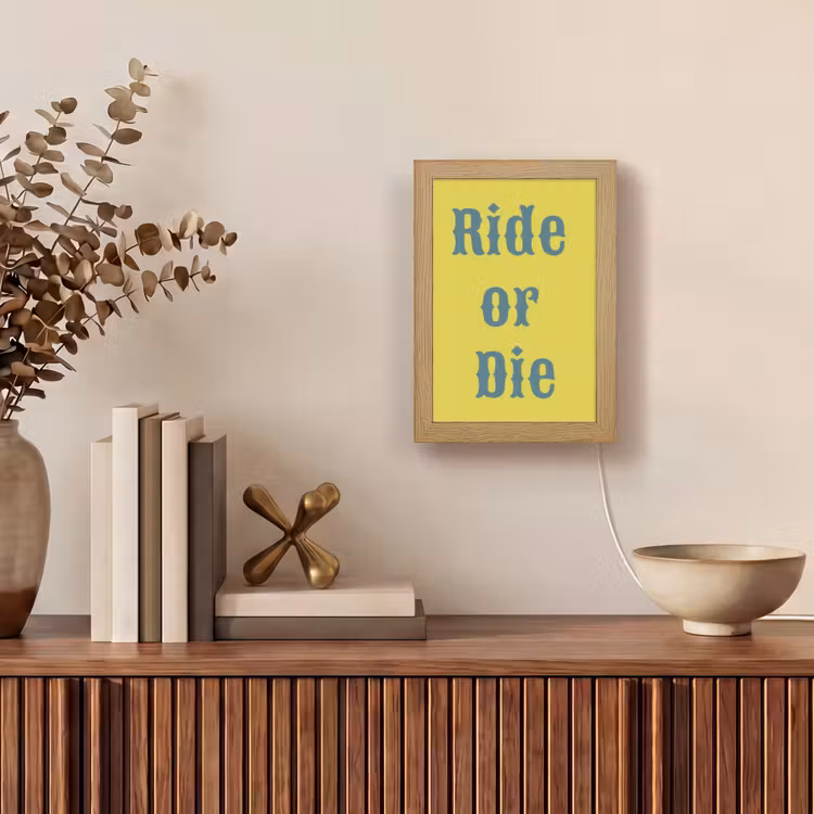 Ride or die - Geel - Blauw Light Box met kabel (Tafellamp) klein -sfeer2