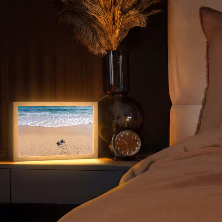Schildpad - Jong - Strand - Oceaan - Blauw Light Box met kabel (Tafellamp) klein -sfeer1