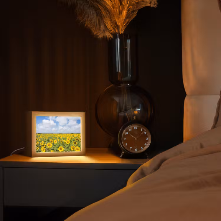 Zonnebloemen - Bloemen - Wolken - Natuur - Geel - Landschap Light Box met kabel (Tafellamp) klein -sfeer1