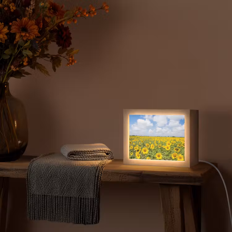 Zonnebloemen - Bloemen - Wolken - Natuur - Geel - Landschap Light Box met kabel (Tafellamp) klein -sfeer4
