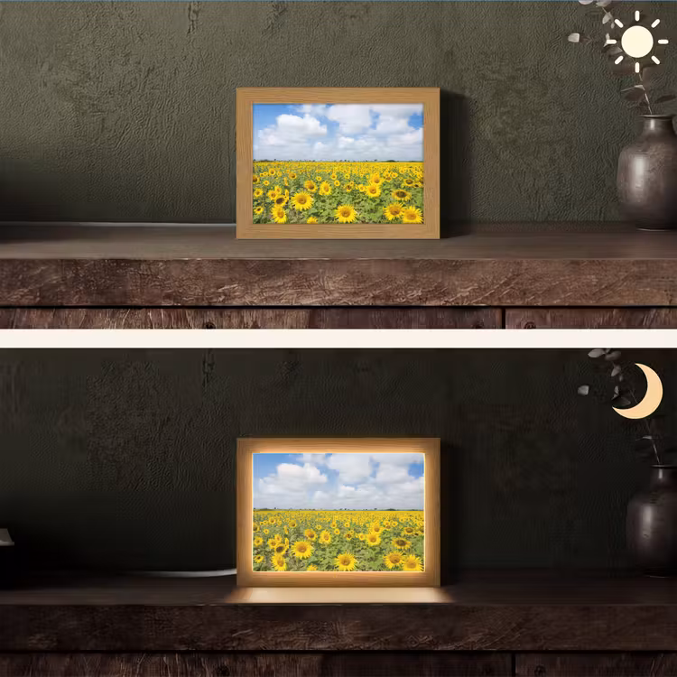 Zonnebloemen - Bloemen - Wolken - Natuur - Geel - Landschap Light Box met kabel (Tafellamp) klein -sfeer3