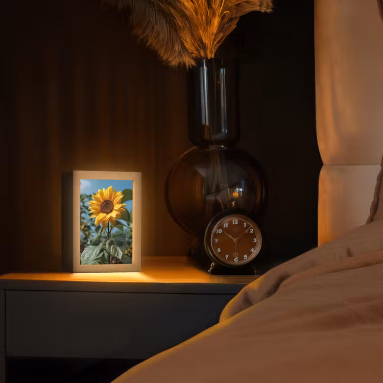 Zonnebloemen - Helderblauwer lucht - Gras Light Box met kabel (Tafellamp) klein -sfeer1
