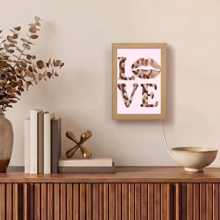 Tekst - Love - Pantervacht - Lichtroze Light Box met kabel (Tafellamp) klein -sfeer2