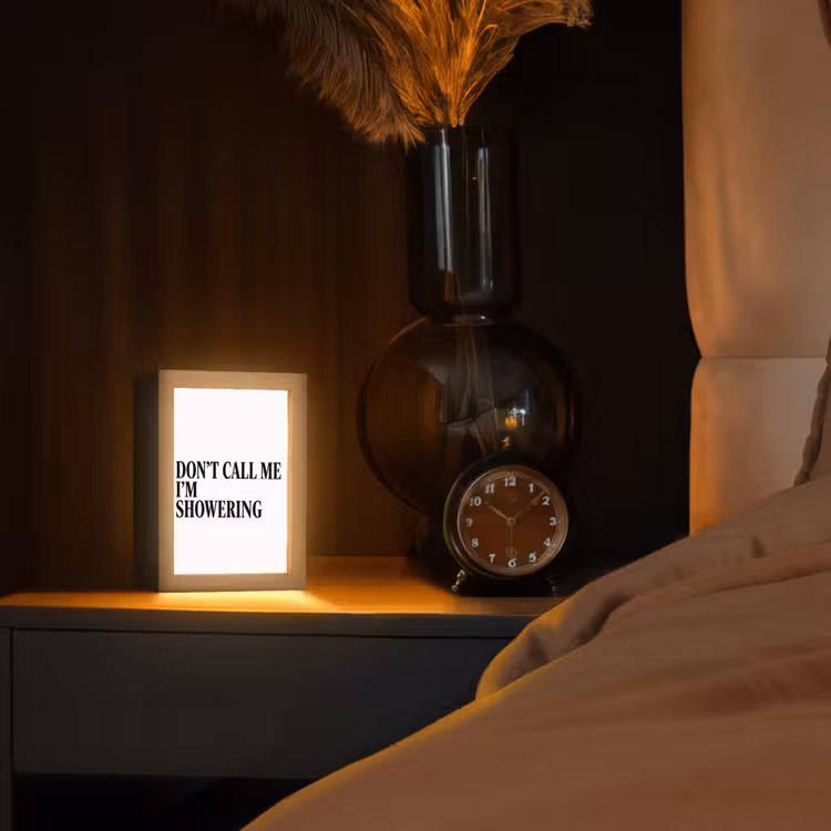 Tekst - Modern - Zwart - Wit Light Box met kabel (Tafellamp) klein -sfeer1