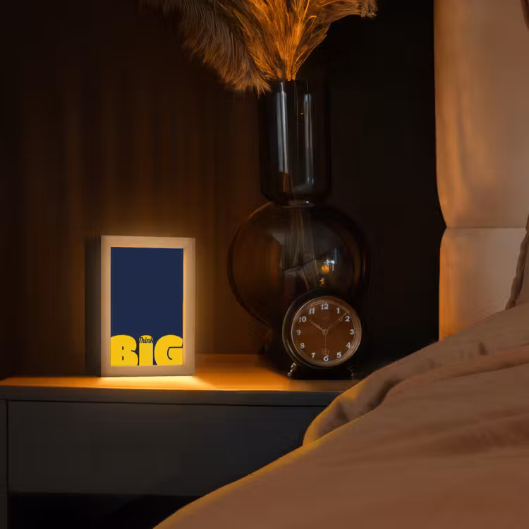 Think big - Blauw - Geel Light Box met kabel (Tafellamp) klein -sfeer1
