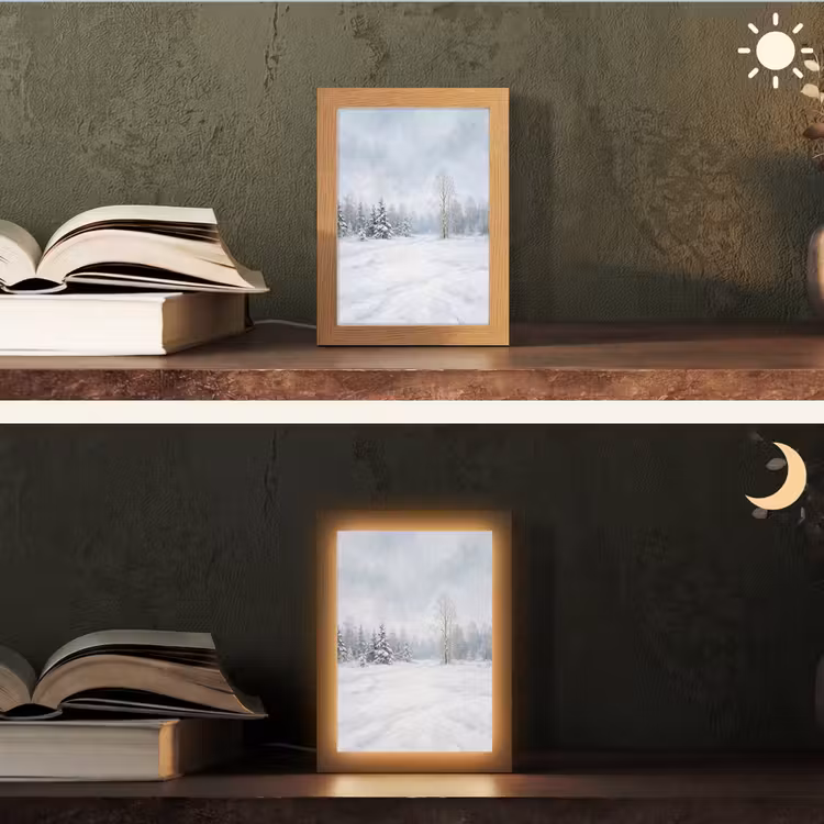 Bospad - Dennen - Sneeuw - Winter - Rustgevend Light Box met kabel (Tafellamp) klein -sfeer3