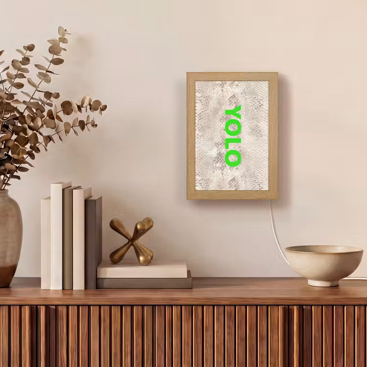 YOLO - Groen - Neon - Slangenprnt Light Box met kabel (Tafellamp) klein -sfeer2