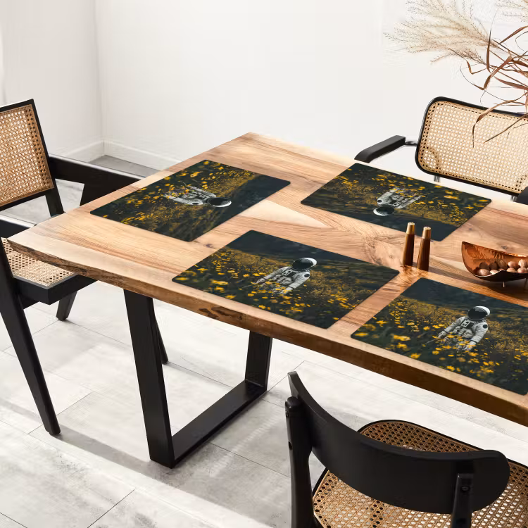Astronaut - Bloemen - Veld - Geel Placemat vinyl groot -zzsfeer4_Kitchenyeah-website