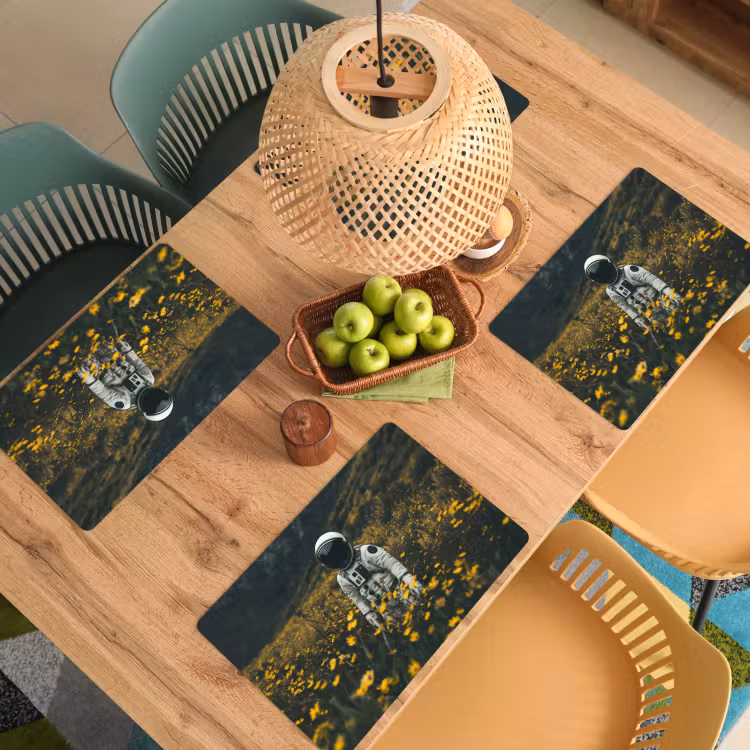 Astronaut - Bloemen - Veld - Geel Placemat vinyl groot -zzsfeer5_Kitchenyeah-website