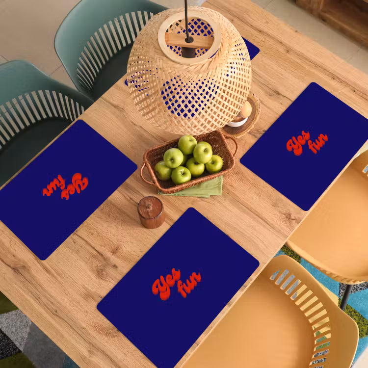 Blauw - Rood - Yes fun - 3D Placemat vinyl groot -zzsfeer5_Kitchenyeah-website