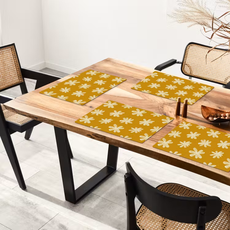 Bloem - Speels - Okergeel Placemat vinyl groot 368 -zzsfeer4_Kitchenyeah-website
